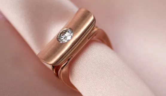 Contemporary design for this engagement ring in rosegold