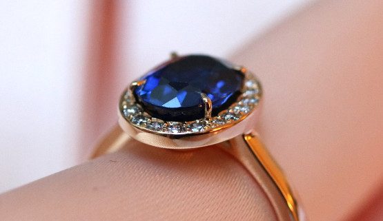 Engagement ring in gold with Sapphire and diamonds
