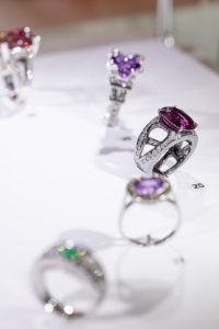 Expo secrets bijoux Bordeaux 2019 2 La bague Blanche neige d'Annette Girardon à l'exposition Secrèts de bijoux à Bordeaux en 2019