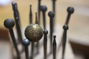 Fraises boules de joaillier rangées dans un pavé en bois chez Annette Girardon.