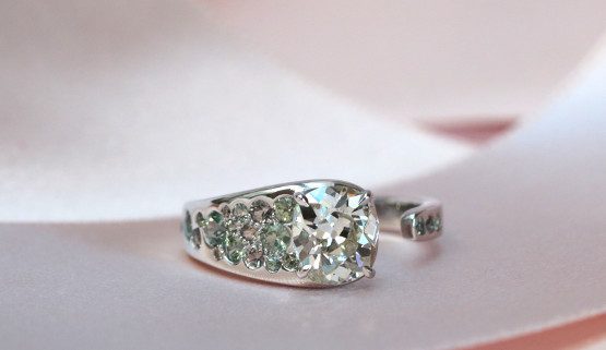 Origineller Verlobungsring in Weissgold Origineller, schwungvoller Verlobungsring in Weissgold