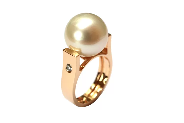 Pearl ring gold Paris Modern pearl ring in rosegold, custom design made in Paris.