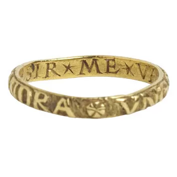 1500-1530 ring V&A museum Une alliance en or du 16ème siècle avec l'inscription memento mori pour rappeler que nous sommes mortels, afin de nous inciter à vivre selon les préceptes de l'église.