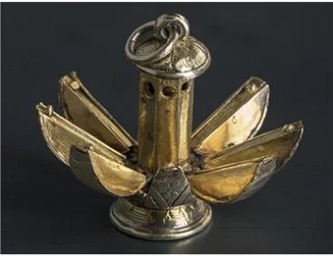 Pomander, fin 16ème source musée du Parfum Fragonard Pomander en vermeil, un bijou à compartiment qui peut contenir des pâtes ou poudres parfumées de la Renaissance.