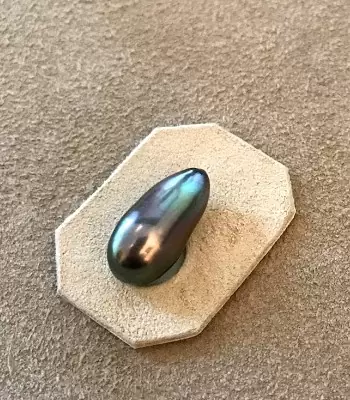 overtone sur perle de culture perle noire de Tahiti présentant le phenomene de l'overtone