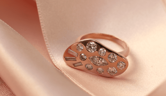 origineller verlobungsring Dieser Verlobungsring aus Rotgold besteht aus einer organischen, flachen Form, die mit Diamanten verschiedener Schliffarten besetzt sind. Es handelt sich um eine Sonderanfertigung von Annette Girardon, in Paris, für einen Kunden der die Steine besass.