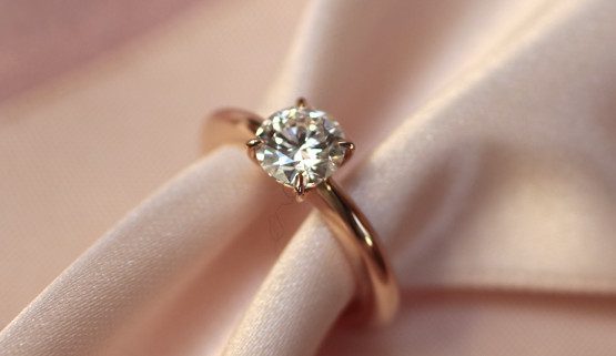 solitär 0.7 karat diamant roségold Dieser Verlobungsring ist ein Solitär aus Rotgold, besetzt mit einem 0,7 Karat schweren Diamanten. Der Ring wird zum Stein hin dünner. Der Diamant ist mit 4 Krallen gefasst und ragt nicht zu sehr vom Finger ab.
