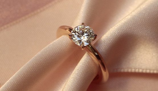 solitär roségold Soltär Verlobungsring in roségold mit einem 0.7 karätigen Diamanten. Dieser Ring wurde von der Juwelierdesignerin Annette Girardon in Paris gefertigt.