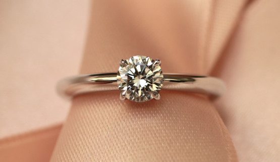 solitär weissgold Dieser Solitär aus Weissgold ist mit einem 0.5 karätigen Brillianten versehen.