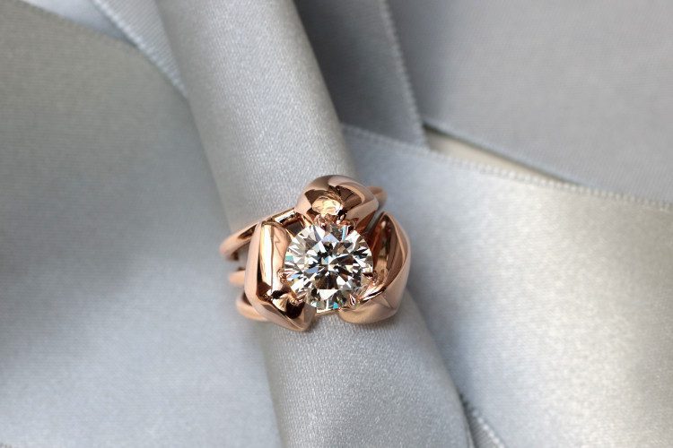 Bague sur mesure en or rose, comportant trois pépites d'or lisse comme motif sur trois anneau d'or.
