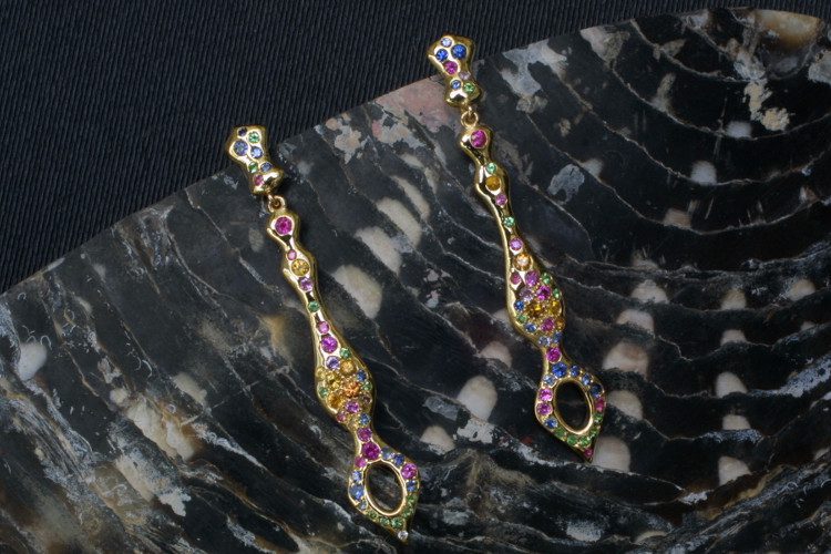 Boucles d'oreille multi-colores Boucles d'oreille longues en or jaunes, d'une forme baroque, serties de pierres multicolores.