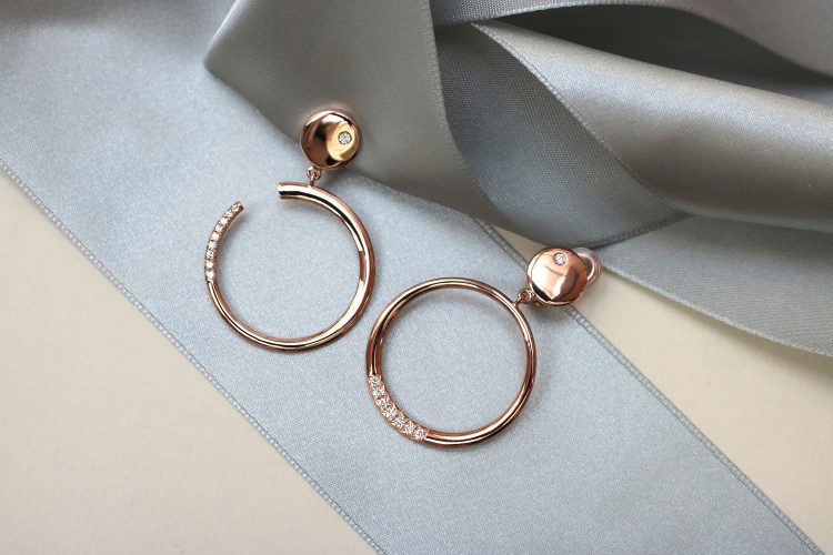 Creoles clip or rose Les boucles d'oreille clip de style créoles en or rose sont asymétriques. L'une est un peu ouvertes, mais les deux sont serties de diamants.