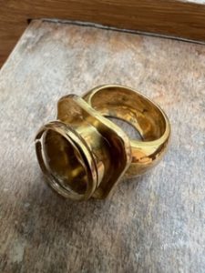 bague a transformer - joaillerie Cette monture de bague en métal non précieux doit être remplacée par un design du joaillier créateur Annette Girardon, établi dans le quartier place Vendôme à Paris.