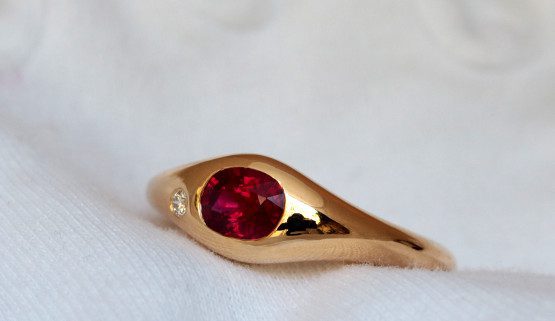 lithotherapie Dieser rund gehaltene Ring in Rotgold ist mit einem ovalen Rubin und einem kleinen Diamanten verziert. Es handelt sich um eine Sonderanfertigung für einen Kunden, der von der Kraft der Lithotherapie überzeugt ist.