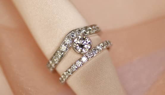 Juwelier Paris verlobungsring Zwei mit Diamanten besetzte Weissgoldringe formen diesen originellen Verlobungsring. Der eine ist konkav, der andere gerade. In dem Abstand zwischen den Ringen liegt ein grösserer Diamant im Zentrum. Insgesamt wirkt der in Paris angefertigte Ring wie ein Diadem.