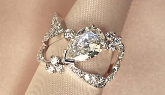 extravaganter Verlobungsring Märchenhafter Verlobungsring aus Weißgold mit sich verschlingenden Zweigen, diamantbesetzt mit einem birnenförmigen, diagonal angeordneten Diamanten. Maßgeschneidert von der Juwelierin Annette Girardon in Paris.