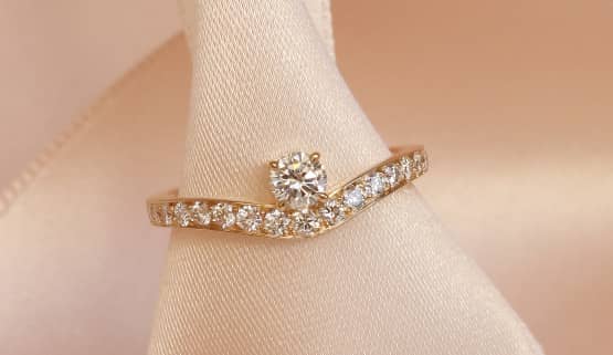 paris verlobungsring Eine konkav geschwungene, mit Diamanten besetzt Linie formt diesen goldenen Verlobungsring. Der Zentralstein schwebt in der Mulde neben diesem Ring. Die Schmuckdeignerin hat dieses entzückende Stück in Paris entworfen, wo der Ring auch hergestellt wurde.