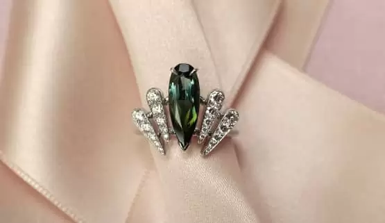 Bague de fiançaille surprenante et originale Comme des plumes de paon, en éventail, une tourmaline verte et bleue au centre, accompagnée d'éléments en or blanc sertie de diamants, forment la tête de cette bague de fiançailles créée sur-mesure.