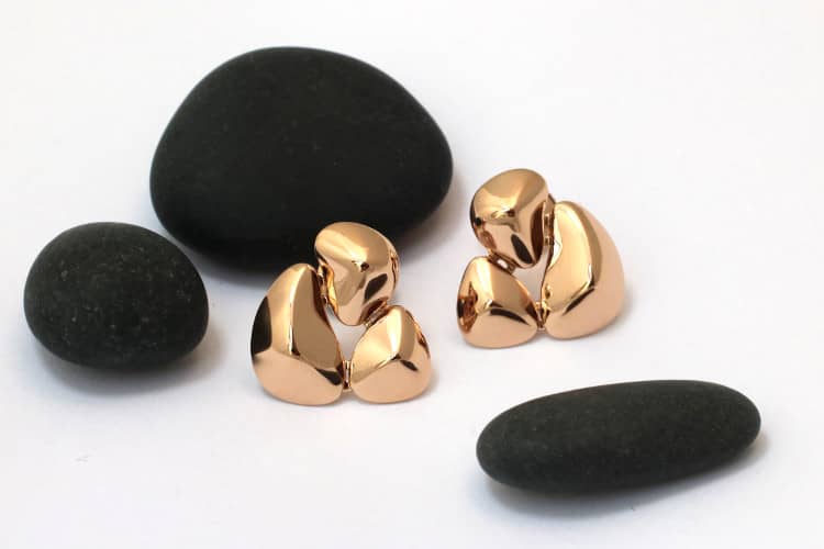 boucles-oreille-or-rose Ces boucles d'oreille triangulaires en or rouge sont chacune constitué de trois éléments organiques en volume. C'est une vréation sur-mesure, réalisée par Annette Girardon .