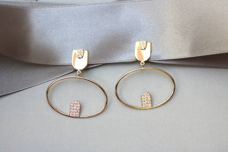 creoles-or-diamant-art-deco Ces créoles en version clip, de forme élliptique sont façonnées en or rouge. Des petites plaques arrondies, pavées de diamants leur donnent un style art déco.