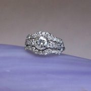 bague-style-art-deco- Bague de fiançailles faite sur-mesure en or blanc sertie de diamants, dans le style Art Déco. Un bandeau angulaire, en plusieurs parties, plus large au centre où se trouve un diamant de 6 mm de diamètre , s'arrète à la hauteur mis doigts.