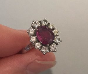 Bague ancienne d'une cliente à transformer Une bague marguerite avec saphir rose au centre entouré de diamants doit être transformer en un bijou moderne par le joaillier Annette Girardon à Paris.