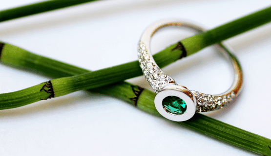 Bague de fiançailles moderne et anticonformiste avec éméraude Une jolie émeraude orne cette bague en or blanc et diamants. Cette bague de fiançailles originale, bijou sur mesure, sort des tendances et reste dans un style intemporel.