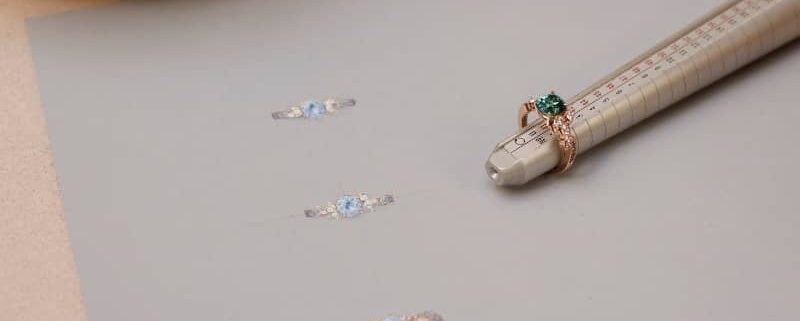 Dessin gouaché d'une bague de fiançailles dans la technique de la tradition joaillière française, par Annette Girardon, la spécialiste parisienne du sur-mesure.