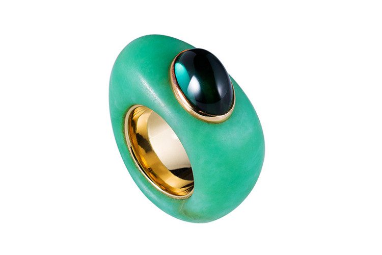 Cette bague originale au volume généreux en chrysoprase et or jaune est sertie d'un cabochon tourmaline indigolite d'une qualité exceptionnelle.