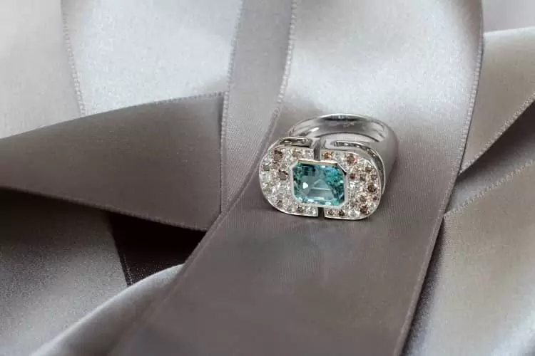 Cette bague inventé par une créatrice joaillière parisienne, Annette Girardon, représente la ville de Budapest, avec deux côtés pavés de diamants sur or blanc, reliés par une aiguemarine.