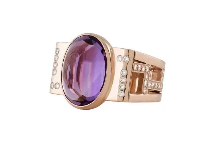 Bague sur mesure paris pour le cabochon améthyste de la cliente. Cette bague est en or rouge et diamants. Cette bague femme a été dessinée et fabriqué par des artisans joailliers à Paris.