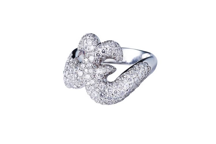 Avec 172 diamants, cette bague en or blanc est une pièce de joaillerie raffinée. Cette création de bijou de forme libre en arabèsque, par Annette Girardon est une bague luxurieuse.