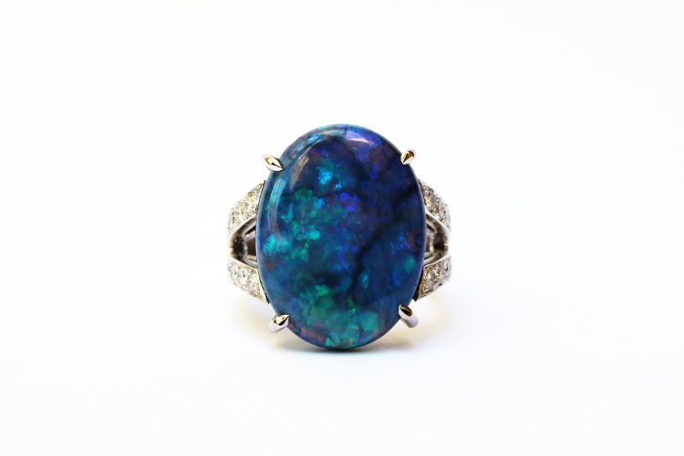 Cette bague sur-mesure paris, par Annette Girardon, arbore une opale noire d'Australie, dont le bleu profond à facettes multiples fait penser à un océan. La joaillière est installée à Paris.