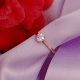 Vous cherchez un conseil pour choisir une bague de fiançailles? Cette photo montre un solitaire en or rouge, serti d'un diamant en introduction d'un article de blog.