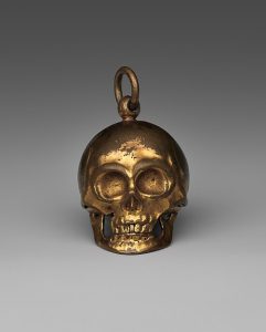 momento-mori-17Jht-Met Totenkopfanhänger "Momenti mori (Vergiss nicht, dass du sterben wirst), aus dem 17. Jahrhundert französischer Juwelierskunst.