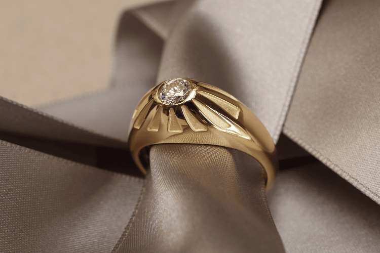 Chevalère homme or 18 carats Cette bague pour homme, faite à Paris, d'un style chevalière, en or 18 carats, est sertie d'un diamant de 0.57 ct. Sa forme est conique. Des rayures gravées pointent vers le diamant au sommet.