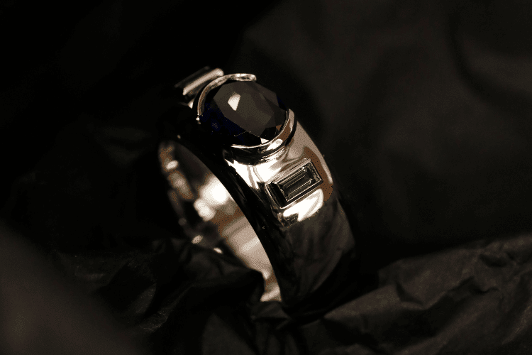 bague-homme-saphir-paris Un bandeau en platine forme cette bague homme luxueuse, sertie d'un saphir ovale. La bague a été créée sur-mesure à Paris, par Annette Girardon.