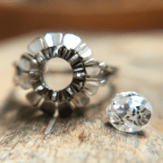 marque-bijoux-homme-tendance Un diamant est posé à côté d'une bague sur laquelle il a été prelevé. La joaillière Annette Girardon propose des transformations de bijoux anciens, à Paris.