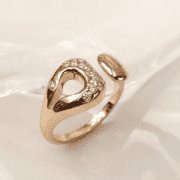bijoux-sur-mesure-paris La bague "scorpion" en or rouge, ouverte au milieu, sertie de diamants et fabriquée à Paris, ne fait pas partie des bijoux sur mesure, mais est une création libre.