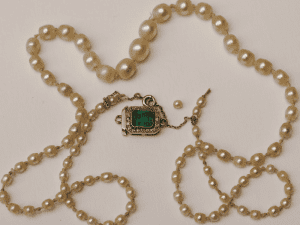 artisan-joaillier-paris Un collier ancien, destiné à être transformé par un joaillier à Paris.