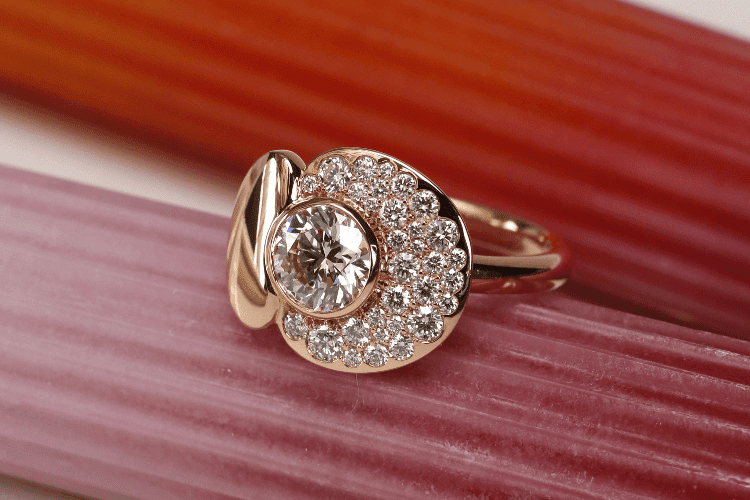 Bague en or rouge, créée sur-mesure par Annette Girardon, joaillière à Paris près de la place Vendôme.