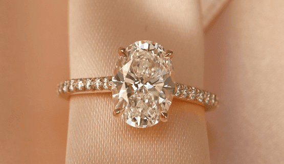 bague-ovale-fiancaille Un magnifique diamant ovale de 2.01 ct orne ce solitaire dont l'anneau fin en or jaune 18 carat est serti de petits diamants en srtissage dressé.
