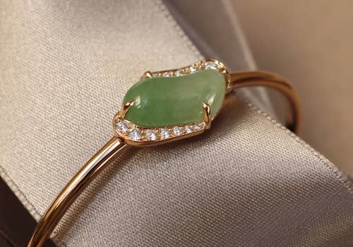 Un bracelet imaginé sur mesure par Annette Girardon installée dans le quartier de la place Vendôme à Paris. Il est serti d'un cabochon en jade et de diamants.