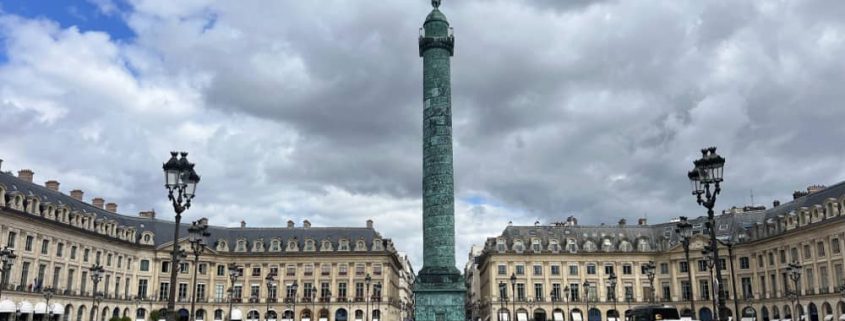 La place Vendôme à Paris, centre historique de la joaillerie française, L'atelier de la joaillière Annette Girardon se trouve à deux pas, rue du Mont Thabor.