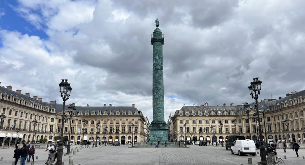place-vendome La place Vendôme à Paris, centre historique de la joaillerie française, L'atelier de la joaillière Annette Girardon se trouve à deux pas, rue du Mont Thabor.
