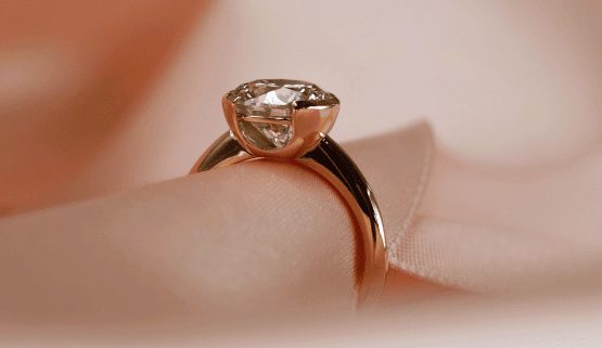 fiancaille-solitaire La solitaire "Brooklyn" vu de face, laisse apparaître la culasse du diamant de plus de deux carat. Il s'agit d'une création sur-mesure de la créatrice Annette Girardon.