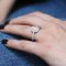 Pour illustrer cet article sur les fiançailles, une bague de fiançailles est présentée sur la main de la jeune fiancée.