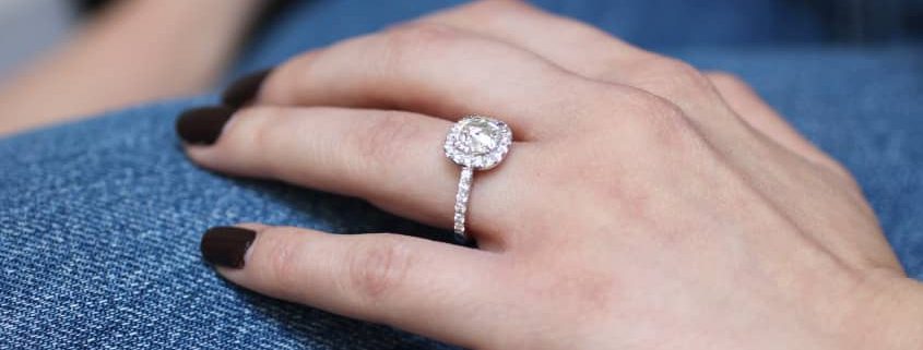 Pour illustrer cet article sur les fiançailles, une bague de fiançailles est présentée sur la main de la jeune fiancée.