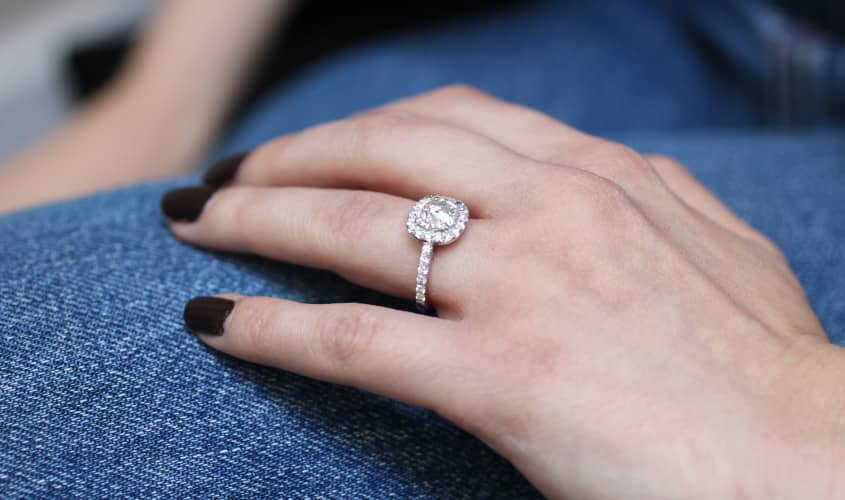 fiancailles Pour illustrer cet article sur les fiançailles, une bague de fiançailles est présentée sur la main de la jeune fiancée.