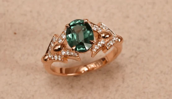 saphir-bague-fiancaille Cette bague de fiançailles est ornée d'un saphir bleu-vert, appelé "saphir teal". Ceci est une création sur mesure par la joaillière Annette Girardon.